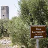 Superiamo un cartello che segnala la presenza del nostro "obiettivo" e giriamo a destra in una stradina vicinale sterrata, giungendo finalmente dinanzi alla meta